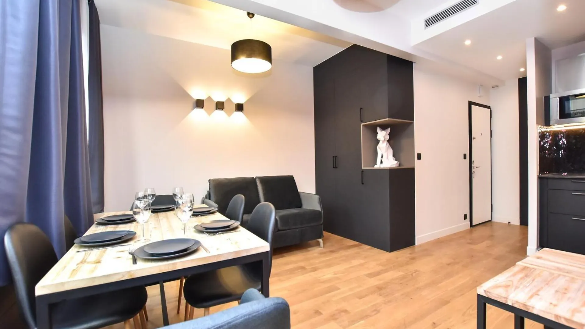 Authentic Apartment - 2Br 6P - Palais Garnier Paris 0*,  France